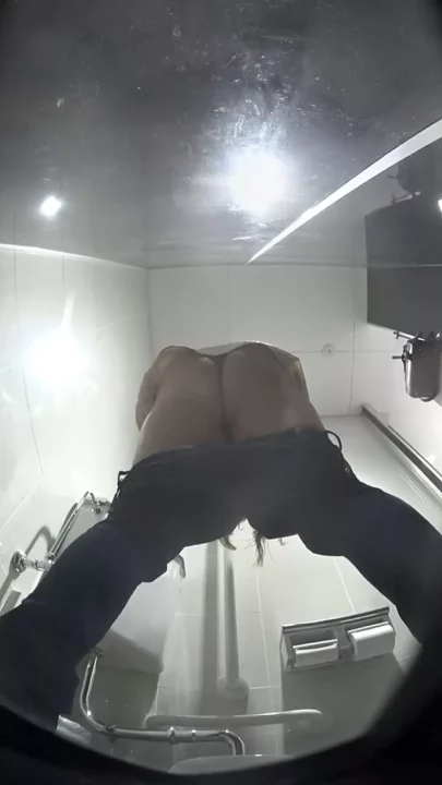うっかりママのピンチ！トイレに落とした車の鍵と秘密の視線 のスクリーンショット 6