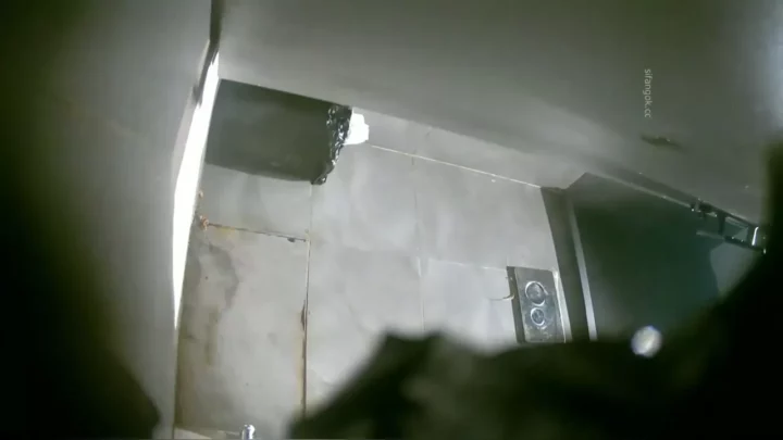 隠し撮り！ホステスの秘密のトイレタイムを激写 のスクリーンショット 2