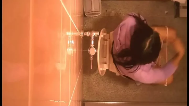 トイレで盗撮！若く美しい女性たちの秘密 のスクリーンショット 2