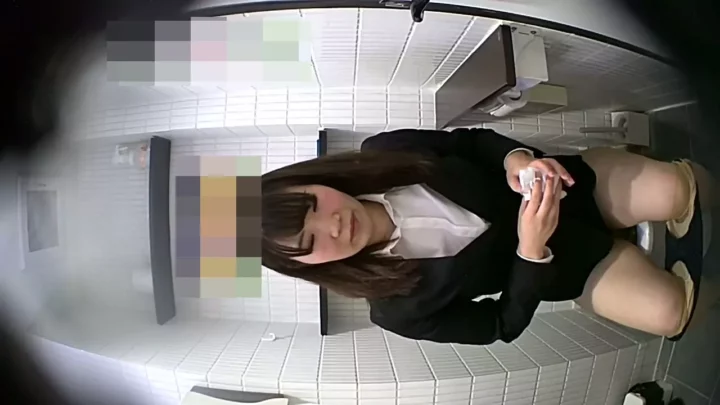 トイレ盗撮！美脚ギャルの丸見えクリちゃん のスクリーンショット 3