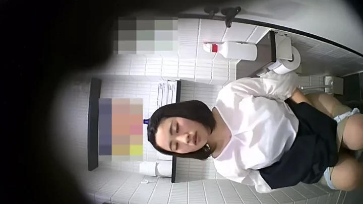 トイレ盗撮！美脚ギャルの丸見えクリちゃん のスクリーンショット 7