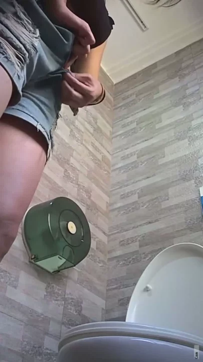 トイレで魅せる無防備な桃尻！全方位から舐め回す のスクリーンショット 3