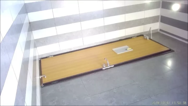山奥の公衆トイレ盗撮！女性たちの無防備な瞬間 のスクリーンショット 7