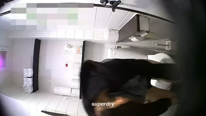 山奥の公衆トイレ盗撮！女性たちの無防備な瞬間 のスクリーンショット 11
