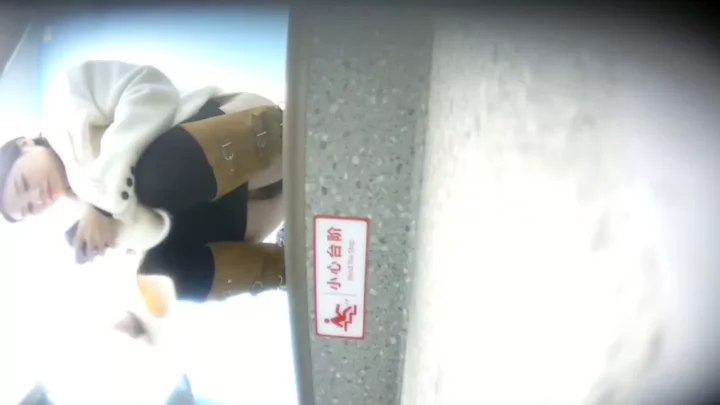 盗撮！トイレで発見された美少女たちの隠し撮り映像 のスクリーンショット 3