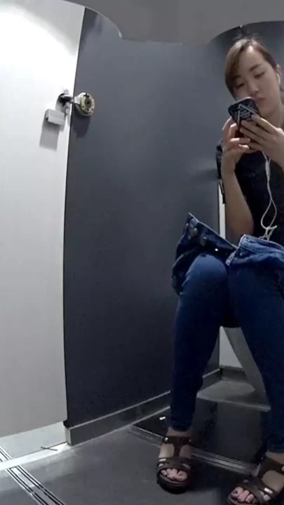 真夏の誘惑！ビーチの公衆トイレで美熟女を盗撮 のスクリーンショット 11