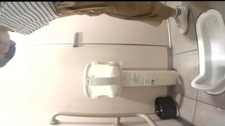 女子大生のトイレを盗撮！無防備な素顔を激写 のスクリーンショット 3