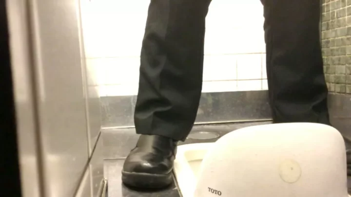 和式トイレで魅せる密室の羞恥！禁断の盗撮 のスクリーンショット 3