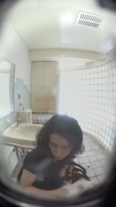 うっかりママのピンチ！トイレに落とした車の鍵と秘密の視線 のスクリーンショット 3