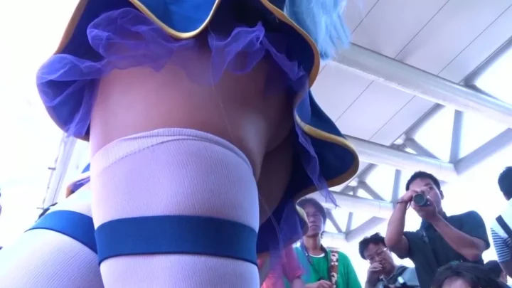 大胆コスプレイヤーの太もも！魅惑のローアングル のスクリーンショット 3