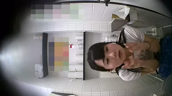 女子トイレに隠しカメラ！無防備ギャルを盗撮 のスクリーンショット 7