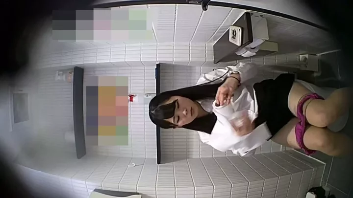 トイレ盗撮！美脚ギャルの丸見えクリちゃん のスクリーンショット 4