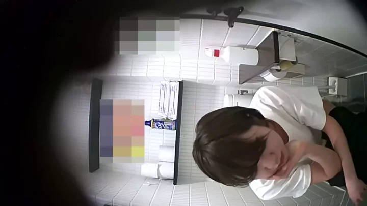 トイレ盗撮！美脚ギャルの丸見えクリちゃん のスクリーンショット 8