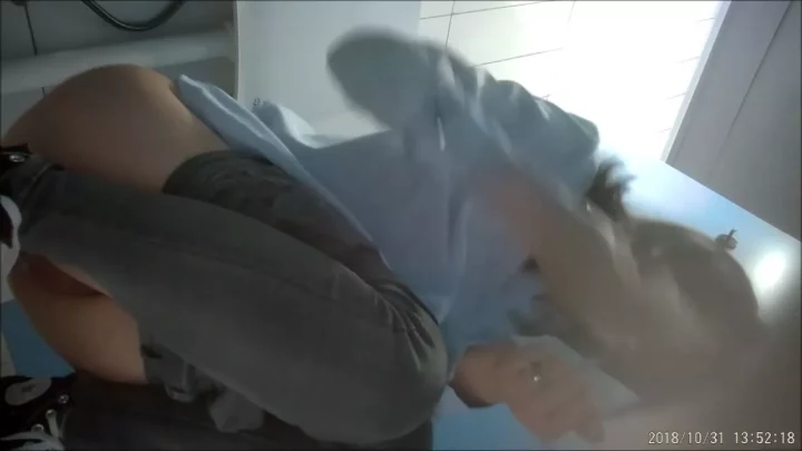 山奥の公衆トイレ盗撮！女性たちの無防備な瞬間 のスクリーンショット 8