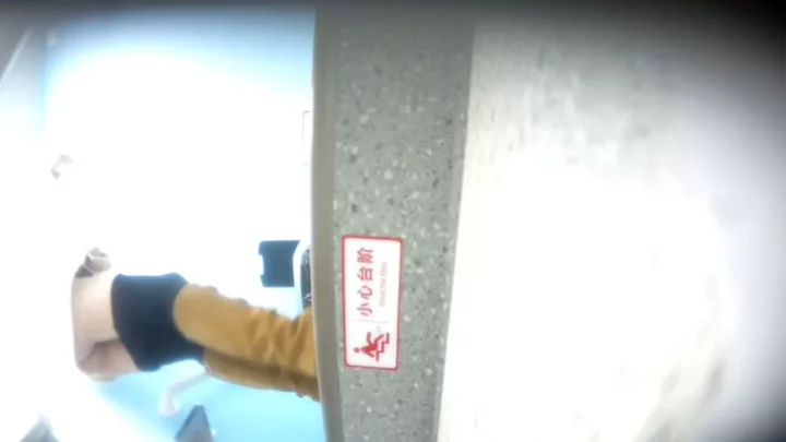 盗撮！トイレで発見された美少女たちの隠し撮り映像 のスクリーンショット 4
