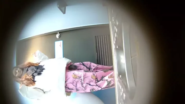 盗撮！トイレで発見された美少女たちの隠し撮り映像 のスクリーンショット 8