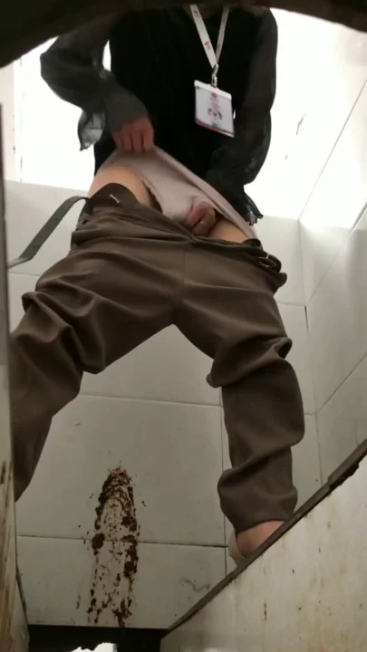 中国の公衆トイレで盗撮された美女の決定的瞬間 のスクリーンショット 4