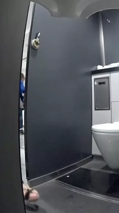 真夏の誘惑！ビーチの公衆トイレで美熟女を盗撮 のスクリーンショット 12