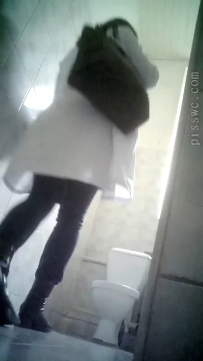 激流おしっこ！トイレで放水され続ける美女 のスクリーンショット 4