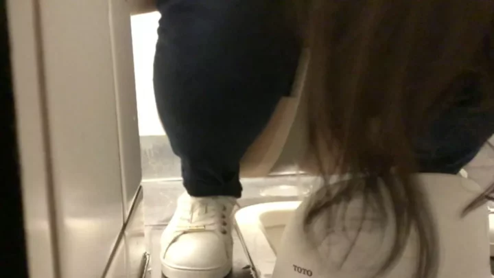 和式トイレで魅せる密室の羞恥！禁断の盗撮 のスクリーンショット 4