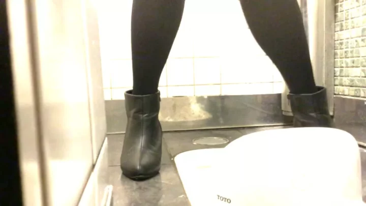和式トイレで魅せる密室の羞恥！禁断の盗撮 のスクリーンショット 8
