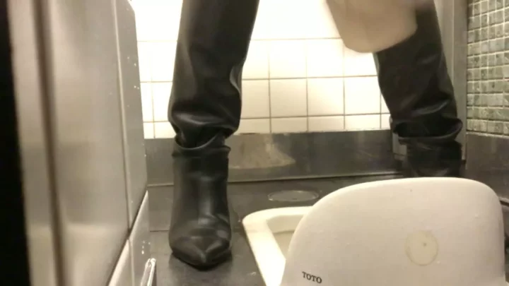 和式トイレで魅せる密室の羞恥！禁断の盗撮 のスクリーンショット 12