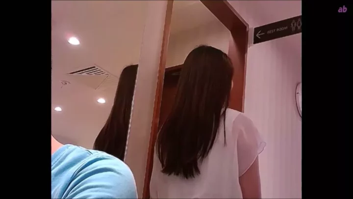 女子トイレ盗撮(324) 土屋さんの秘密を覗き見 のスクリーンショット 4