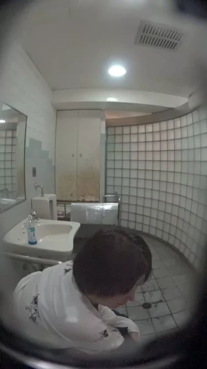 うっかりママのピンチ！トイレに落とした車の鍵と秘密の視線 のスクリーンショット 4