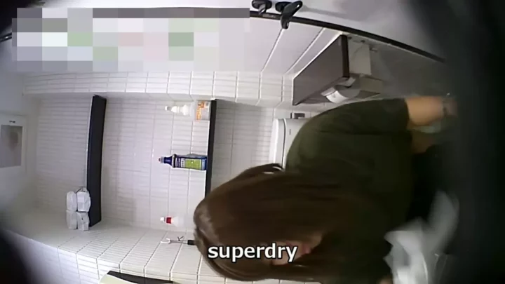 衝撃！和式トイレ盗撮30連発！隠し撮りの真実 のスクリーンショット 4