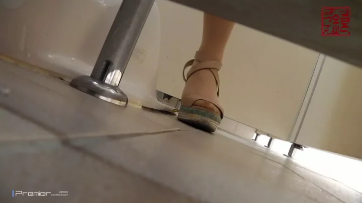 トイレの個室で発見！初体験のサーモンピンクを至近距離で盗撮 のスクリーンショット 4