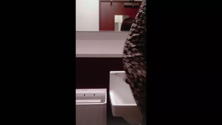 有名ファッションビルで盗撮！トイレの密室で隠し撮り のスクリーンショット 1
