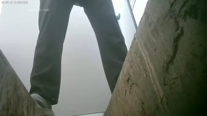 盗撮！女子トイレの溝に仕掛けた超小型カメラ のスクリーンショット 1