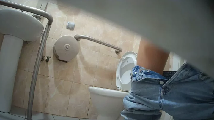 ガソリンスタンドの公衆トイレで危険なイタズラ のスクリーンショット 1