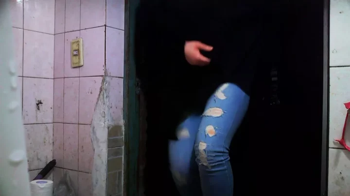隠し撮り！美尻が輝く魅惑のトイレタイム のスクリーンショット 1