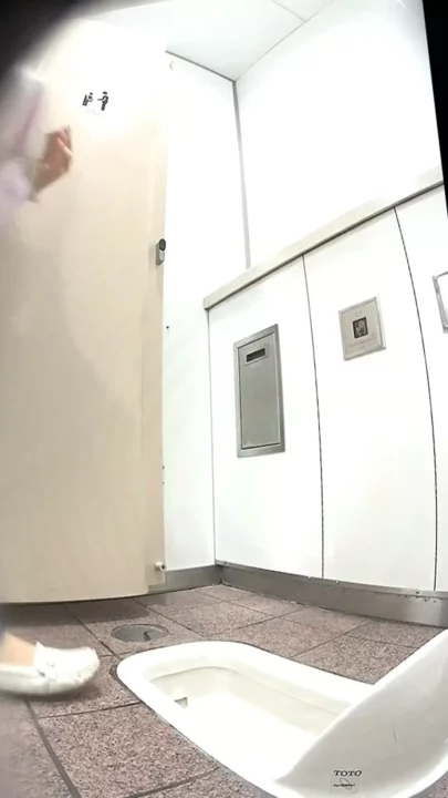 【2カメ特別企画】地下鉄トイレで密着！超絶美女の秘密 のスクリーンショット 1
