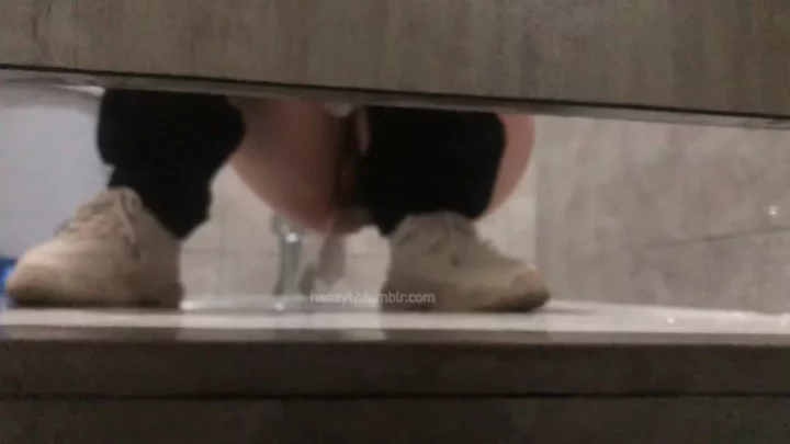 激震！衝撃の中国トイレ盗撮映像 のスクリーンショット 1