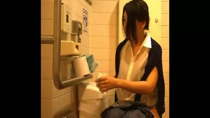 トイレJK驚愕の排泄現場！盗撮カメラが捉えた衝撃の瞬間 のスクリーンショット 1