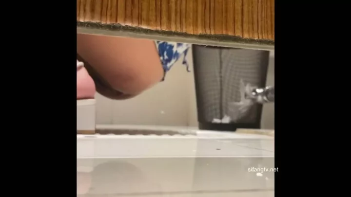 【盗撮】中国トイレの隠し撮り、女体が丸見え！ のスクリーンショット 5