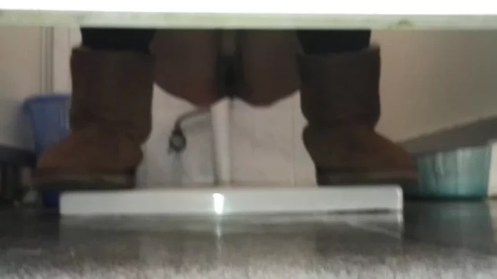 大胆不敵！公衆トイレで決行された盗撮排泄 のスクリーンショット 1