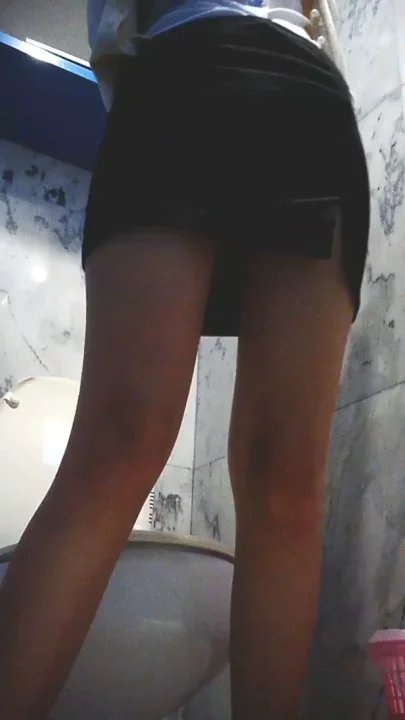 【衝撃】タイの女子学生がトイレで…隠し撮りされた決定的瞬間 のスクリーンショット 1
