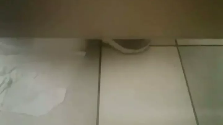 盗撮されたショッピングセンターのトイレで… のスクリーンショット 1