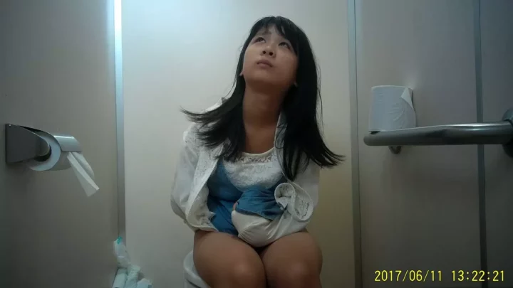 海辺の絶景と挑発的な誘惑！大胆野外露出で魅せる のスクリーンショット 1