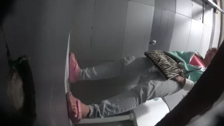 女子トイレ潜入！まさかの遭遇でピンチに… のスクリーンショット 1