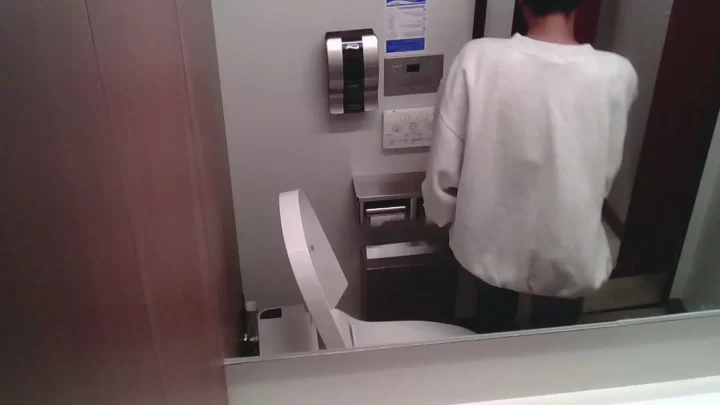 有名ファッションビルで盗撮！トイレの密室で隠し撮り のスクリーンショット 2