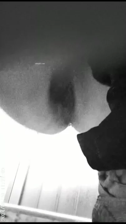 中国の盗撮トイレ！美人局の衝撃映像 のスクリーンショット 2