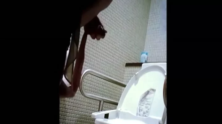 トイレ盗撮！アブノーマルお兄さんの秘められた欲望 のスクリーンショット 2