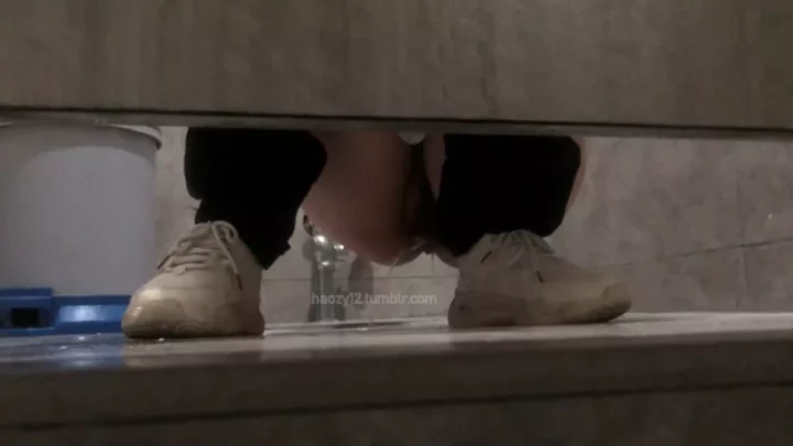 激震！衝撃の中国トイレ盗撮映像 のスクリーンショット 2