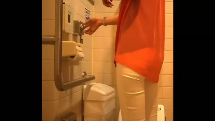 トイレJK驚愕の排泄現場！盗撮カメラが捉えた衝撃の瞬間 のスクリーンショット 2