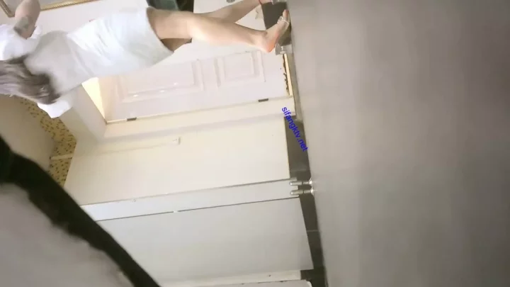 中国トイレ盗撮：密室で覗き見される女性たちの秘め事 のスクリーンショット 2