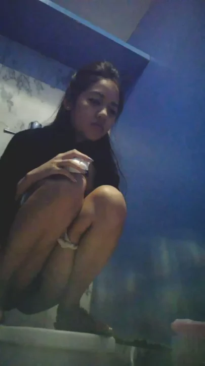 【衝撃】タイの女子学生がトイレで…隠し撮りされた決定的瞬間 のスクリーンショット 2
